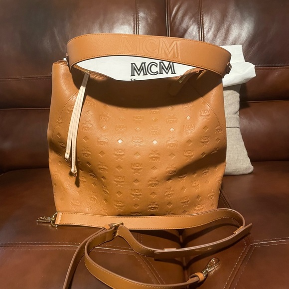 Authentic Cognac Debossed with the MCM emblem and made of supple leather - Picture 2 of 11